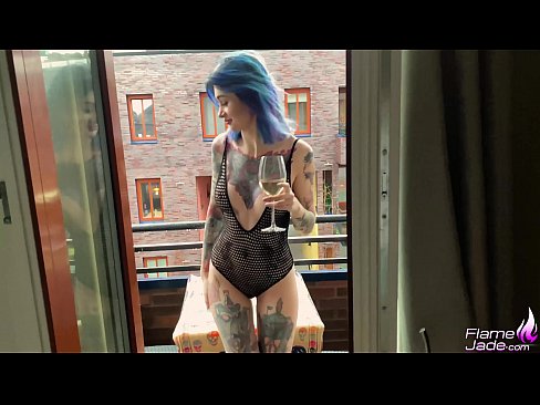 ❤️ 途方もない女の子がガブガブとしゃぶり、広い空の下で情熱的にファックする ❤️ ポルノビデオ ❌️❤